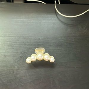 Medium sized pearl claw clip